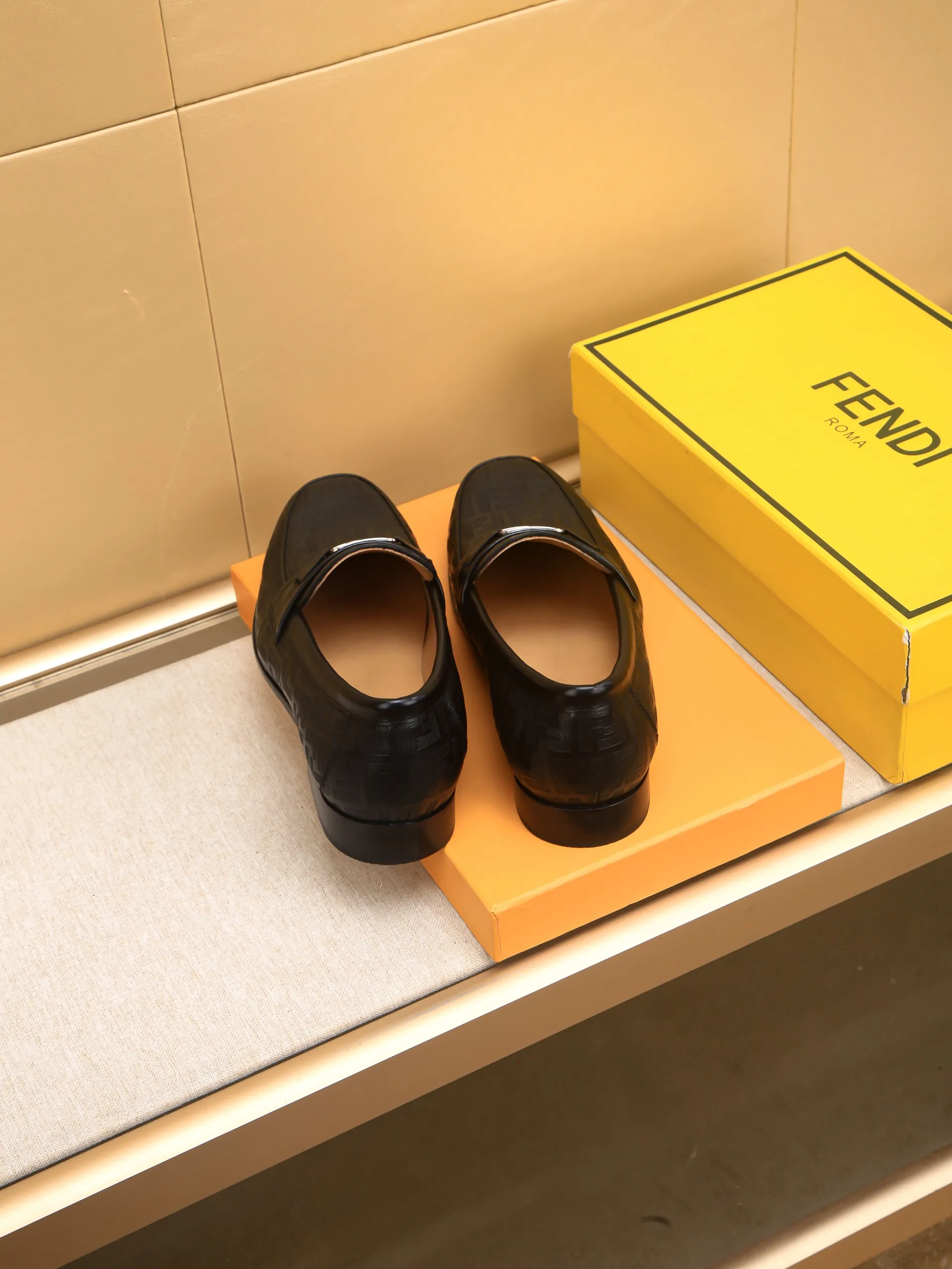 Men's shoes💰460 🕷🕷【FENDI】The latest men's formal leather shoes🇨🇳Classic series not to be missed💯The first layer is made of imported first-layer cowhide☘Original quality, the leather is smooth and delicate🎋Awesome version, perfect streamlined outline🍇🐮Leather lining, code number 39-44...(customized at 38.45.46.47)